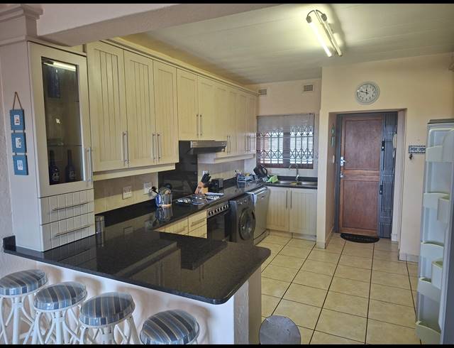3 BEDROOM DUPLEX FOR SALE IN UVONGO BEACH